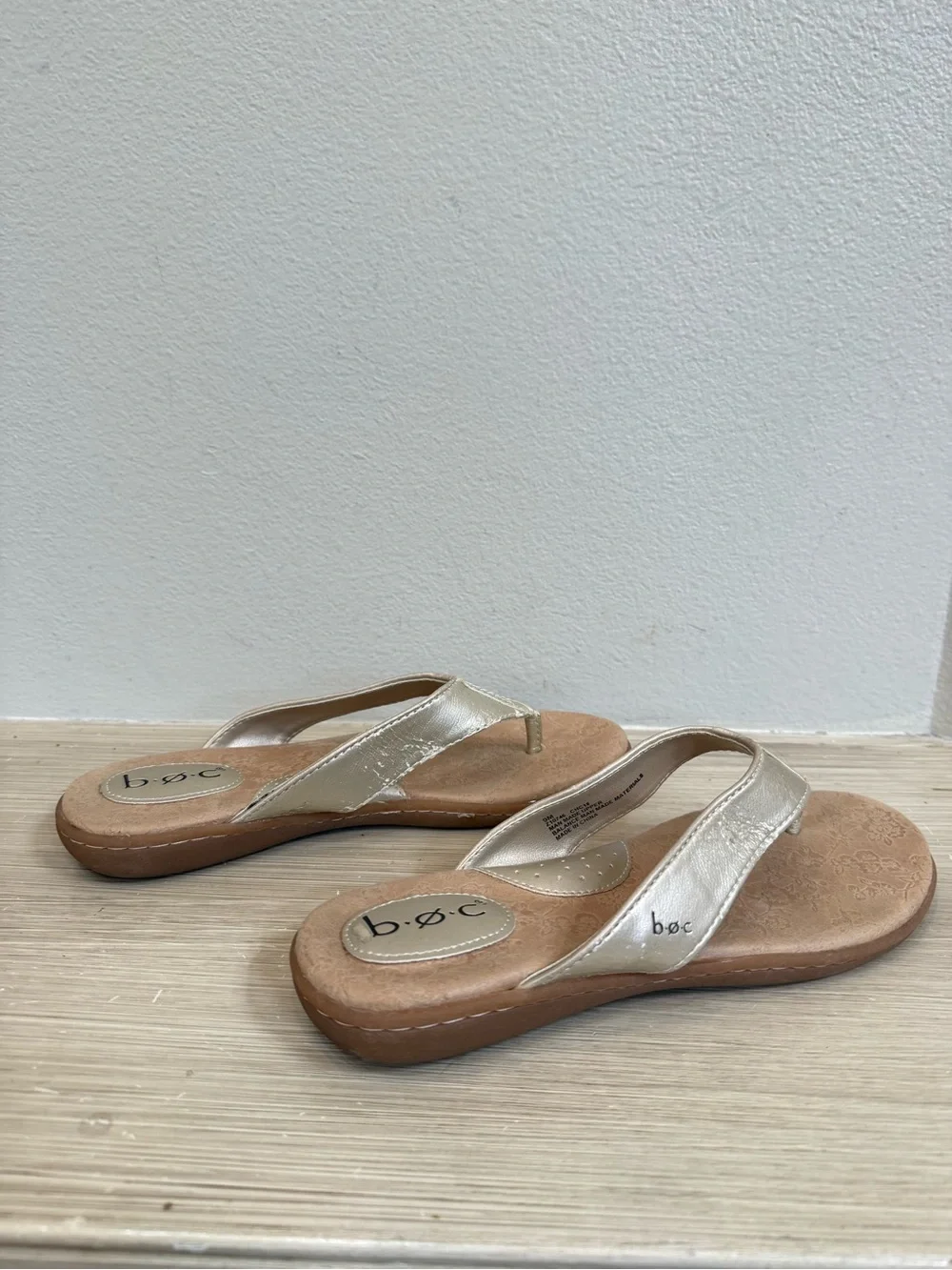 b.o.c. By born Women’s Metallic Gold Thong Sandals flip flops size 9